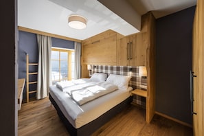 Deluxe Apartment, 2 Bedrooms (Lodge I, incl. Cleaning fee) | 1 bedroom, in-room safe, blackout drapes, free cribs/infant beds - Alpbach Lodge Chalet Superior (Alpbach)
