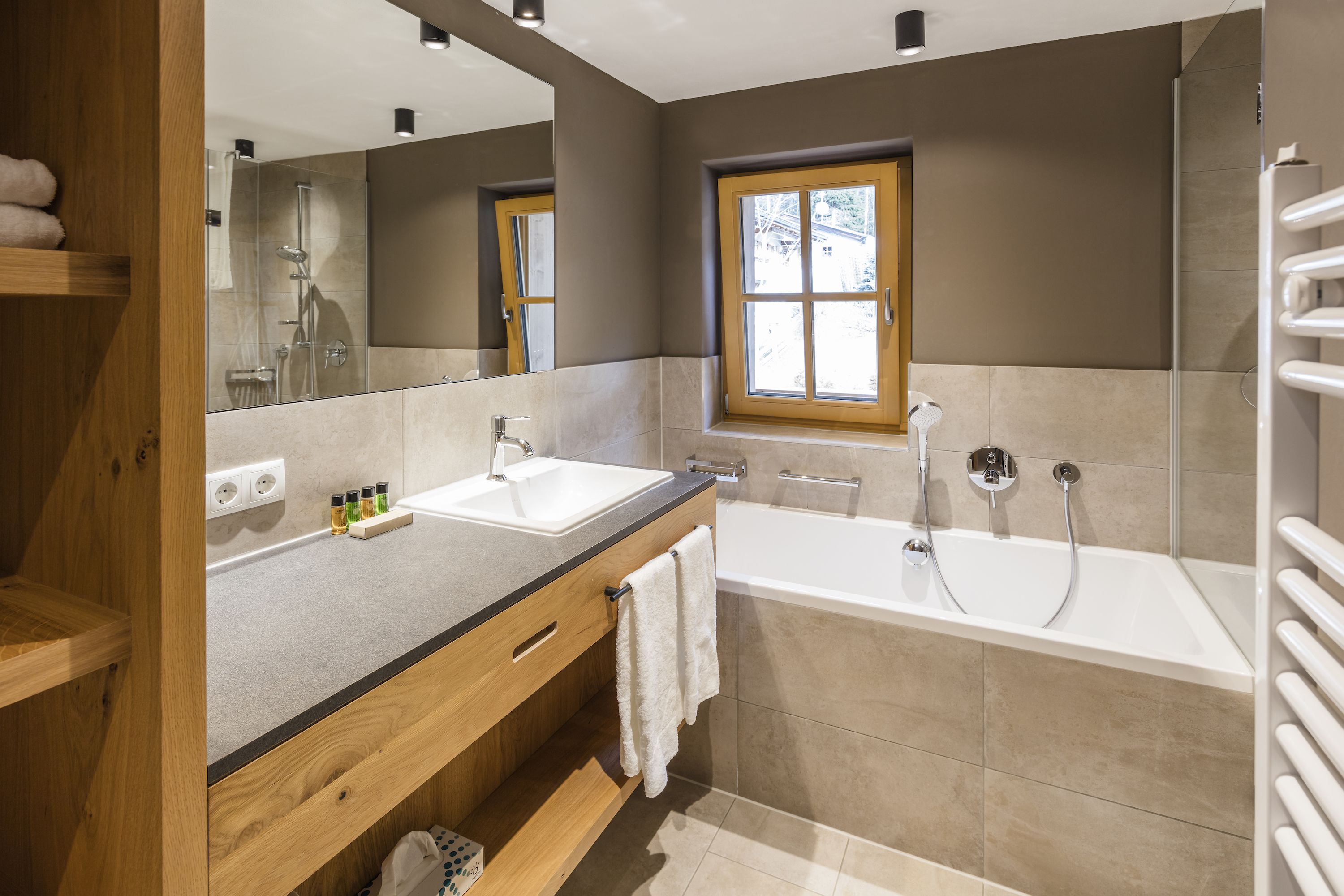 deluxe apartment, 2 bedrooms (lodge i, incl. cleaning fee) | bathroom | separate bathtub and shower, free toiletries, hair dryer, bathrobes