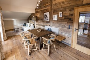 Apartamento luxo (Lodge V, incl. Cleaning fee) | Sala de estar | TV de tela plana, dock para iPod