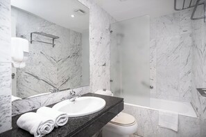 淋浴/浴缸二合一、免費盥洗用品、吹風機、毛巾