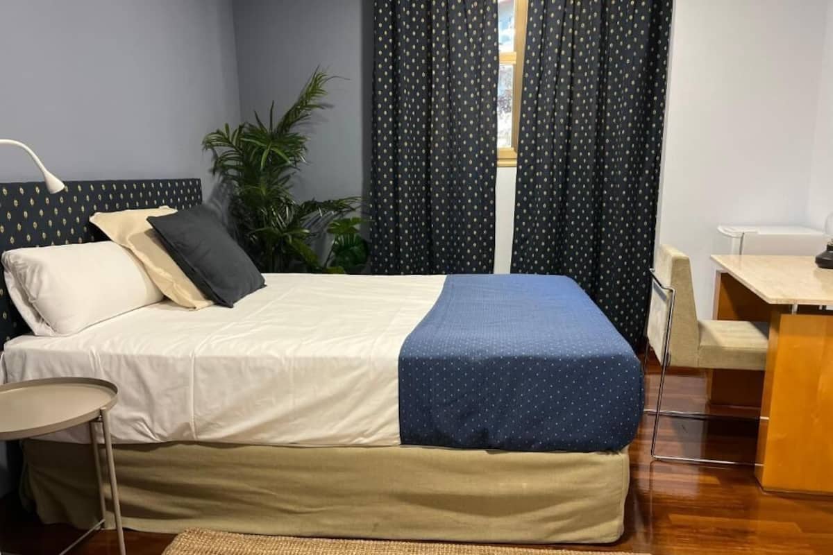 Caja de seguridad en la habitación, escritorio y cortinas blackout