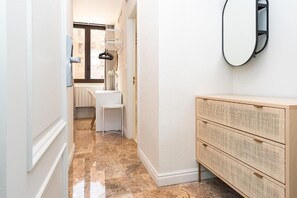 Single Room | In-room safe, desk, blackout drapes, soundproofing