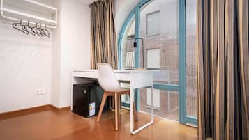 Familiekamer | Een kluis op de kamer, een bureau, verduisterende gordijnen
