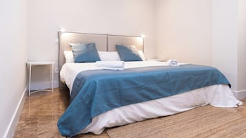 Een kluis op de kamer, een bureau, verduisterende gordijnen