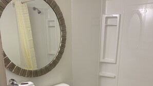 Shower, towels - Franklin Motel (Assiniboia)