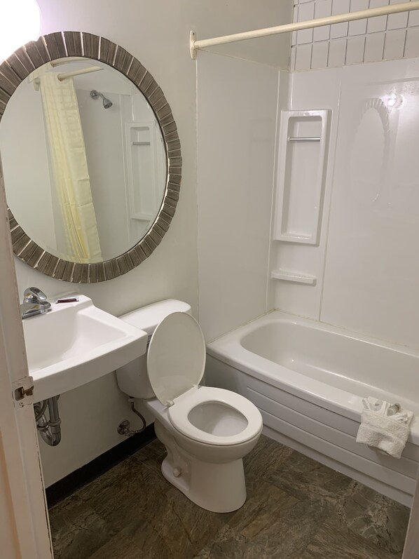 Shower, towels - Franklin Motel (Assiniboia)