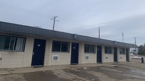 Exterior - Franklin Motel (Assiniboia)