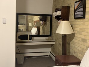 Single Room, 1 Double Bed | Free WiFi, bed sheets - Franklin Motel (Assiniboia)