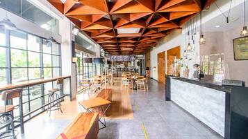 Breakfast, lunch, dinner served; Indonesian cuisine