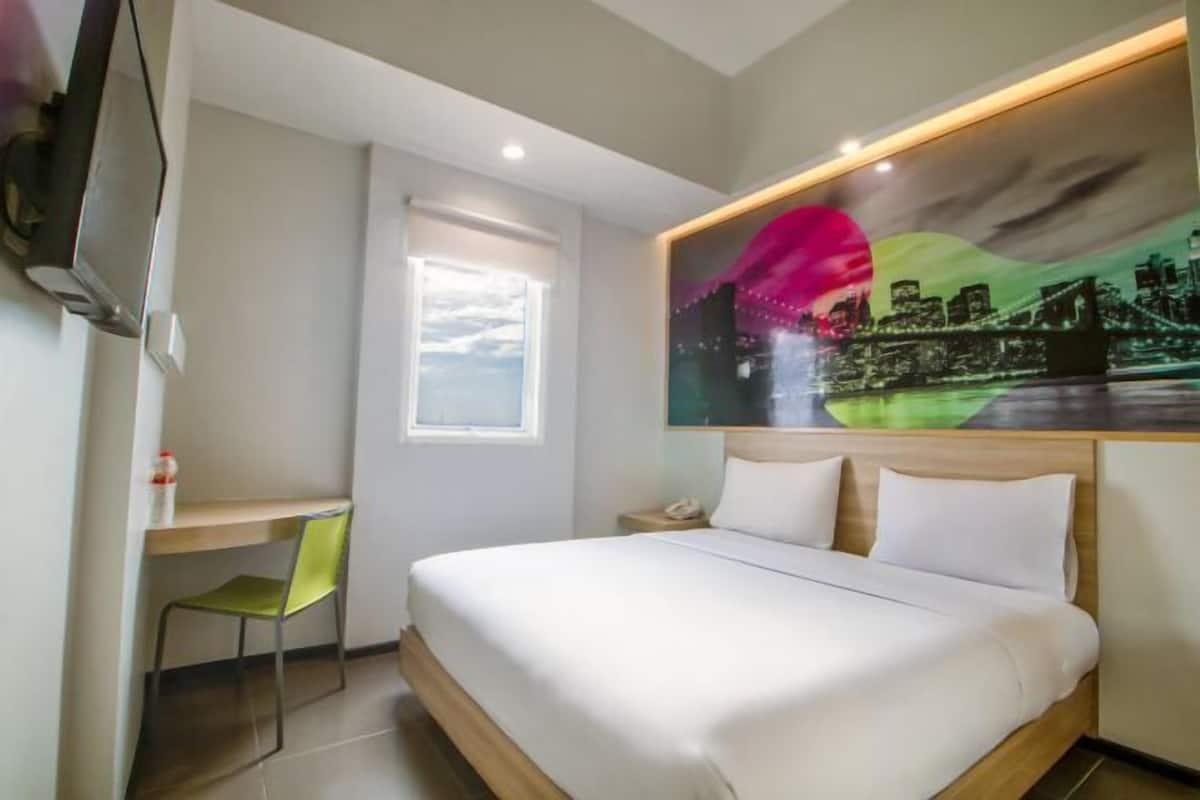 In-room safe, desk, free WiFi