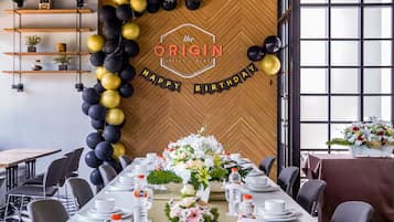 Se sirven desayunos, almuerzos y cenas; cocina indonesia