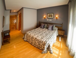 Een bureau, verduisterende gordijnen, gratis babybedden