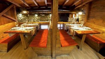 Habitación doble de uso individual | Escritorio, cortinas opacas, cunas gratuitas y camas supletorias