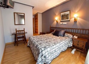 Skrivebord, blendingsgardiner og barnesenger (inkludert)