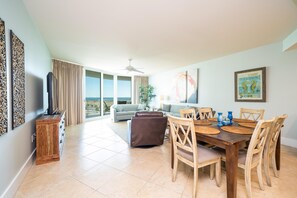 公寓式客房, 多张床 (Caribe Unit C509) | 客厅 | 32-英寸智能电视（配备有线频道）、电视、DVD 播放器