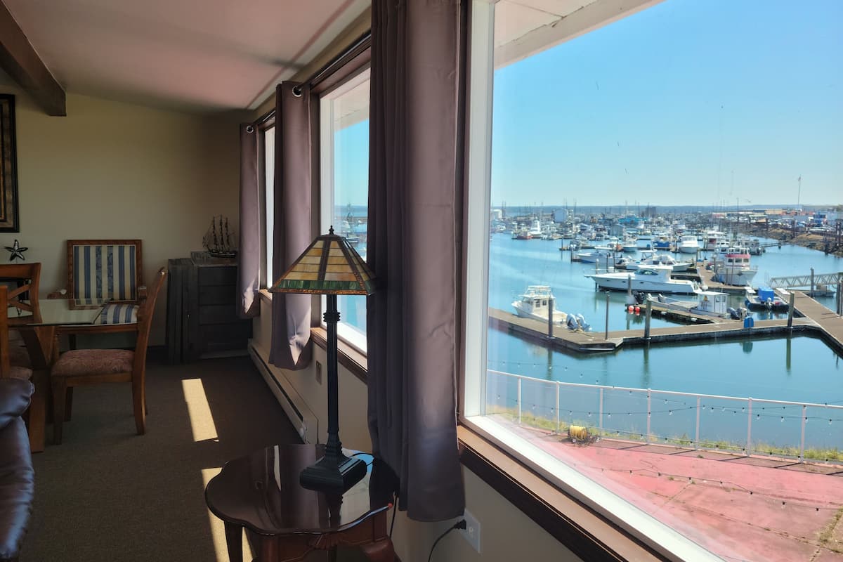 Panorama suite, 1 slaapkamer, koelkast en magnetron, uitzicht op jachthaven | Kameruitzicht