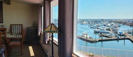 Panorama suite, 1 slaapkamer, koelkast & magnetron, uitzicht op jachthaven | Uitzicht vanuit de kamer