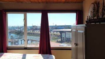 Suite Keluarga, Beberapa Tempat Tidur, lemari es & microwave, pemandangan marina | Didekorasi berbeda-beda dan dilengkapi dengan perabotan berbeda-beda