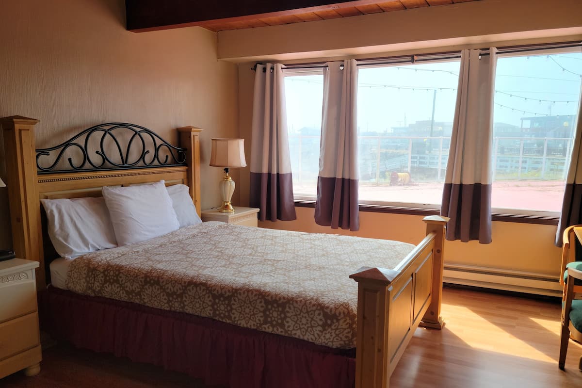 Deluxe kamer, 1 queensize bed, koelkast en magnetron, uitzicht op jachthaven | Individueel gedecoreerd, individueel gemeubileerd, een bureau