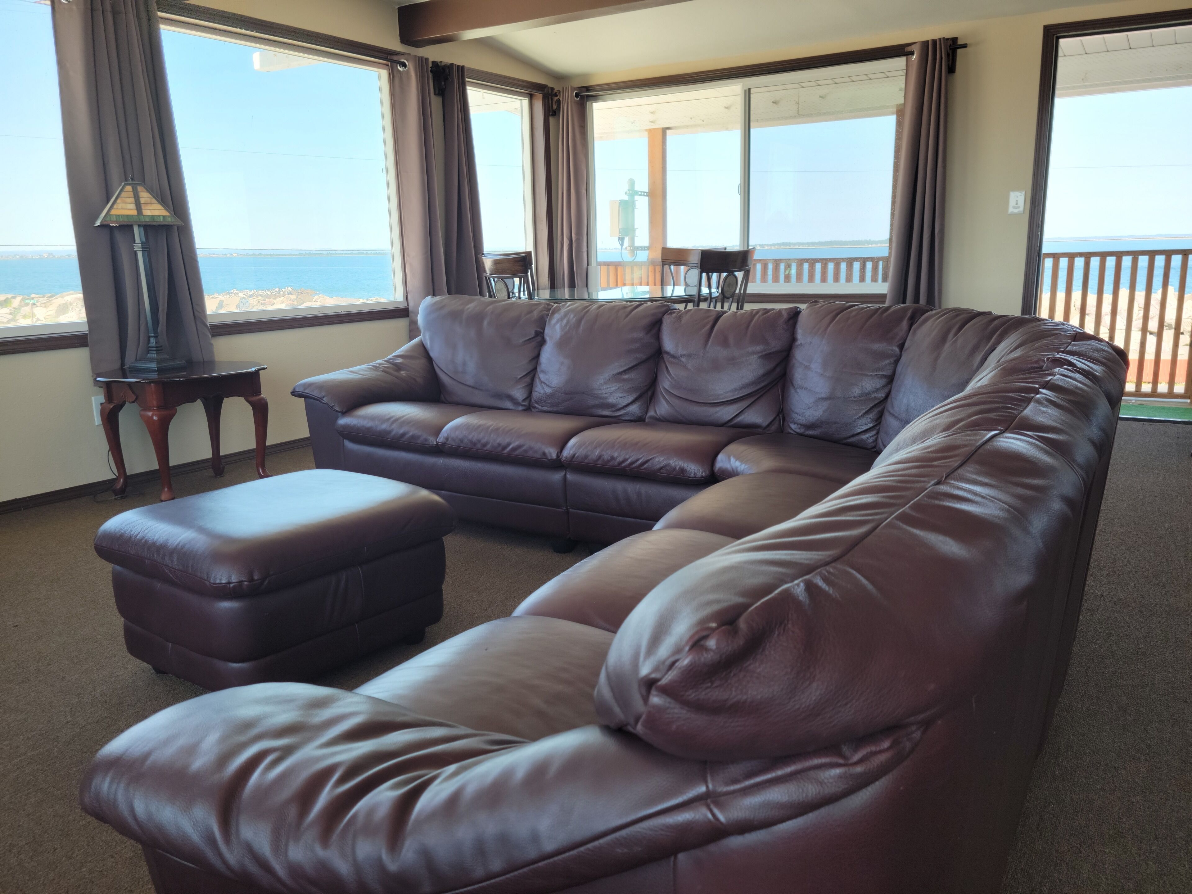 파노라믹 스위트, 침실 1개, 냉장고 및 전자레인지, 마리나 전망 | 거실 공간 | 디지털 채널 시청이 가능한 40인치 평면 TV, TV, 벽난로