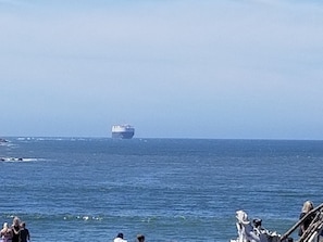 A view of the ocean with a large ship in the distance. - Islander Westport (Westport)