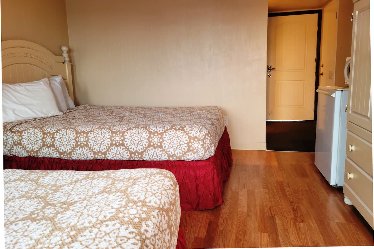 Eenvoudige kamer, 2 queensize bedden, koelkast en magnetron | Individueel gedecoreerd, individueel gemeubileerd, een bureau