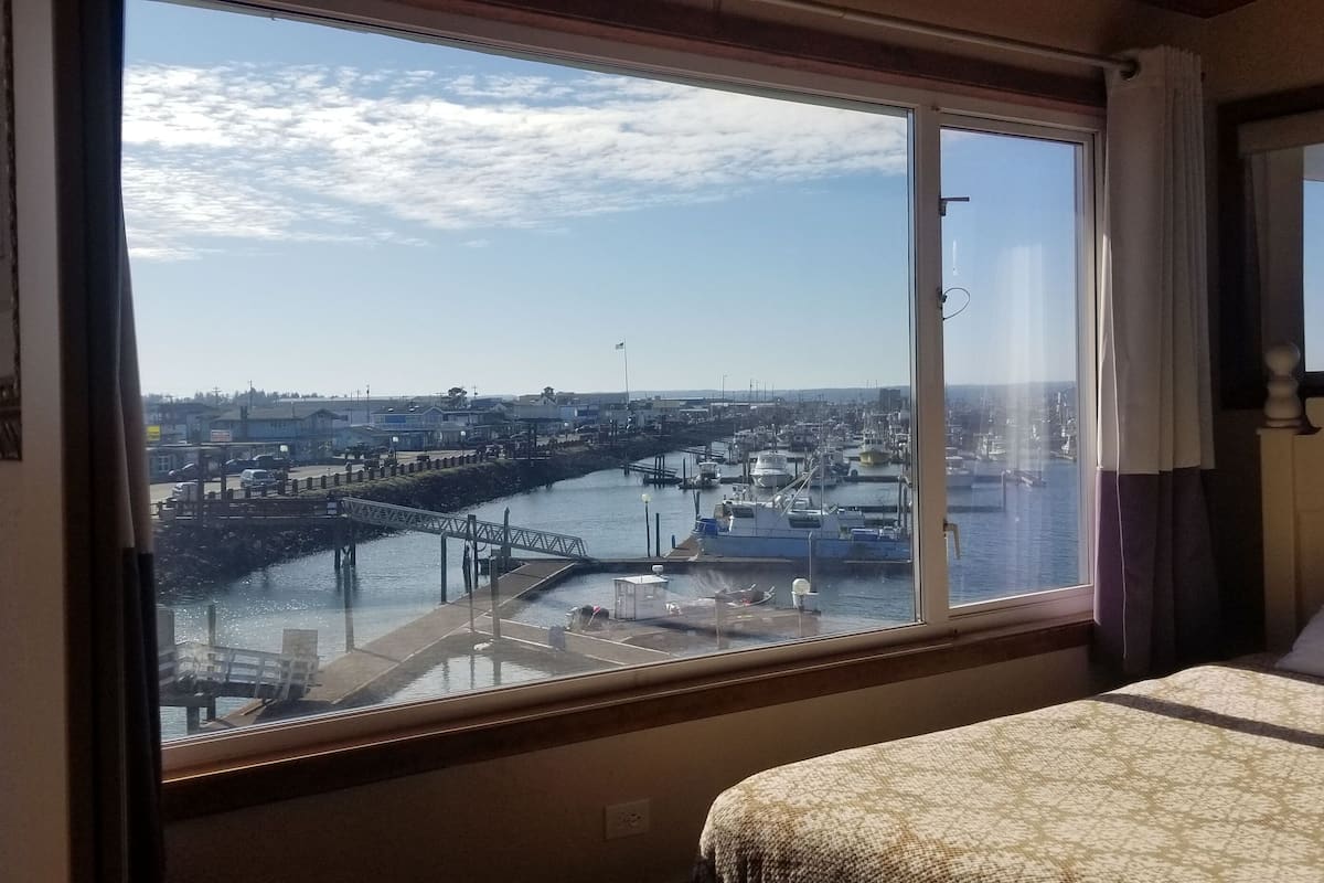 Deluxe kamer, 2 queensize bedden, koelkast en magnetron, uitzicht op jachthaven | Individueel gedecoreerd, individueel gemeubileerd, een bureau