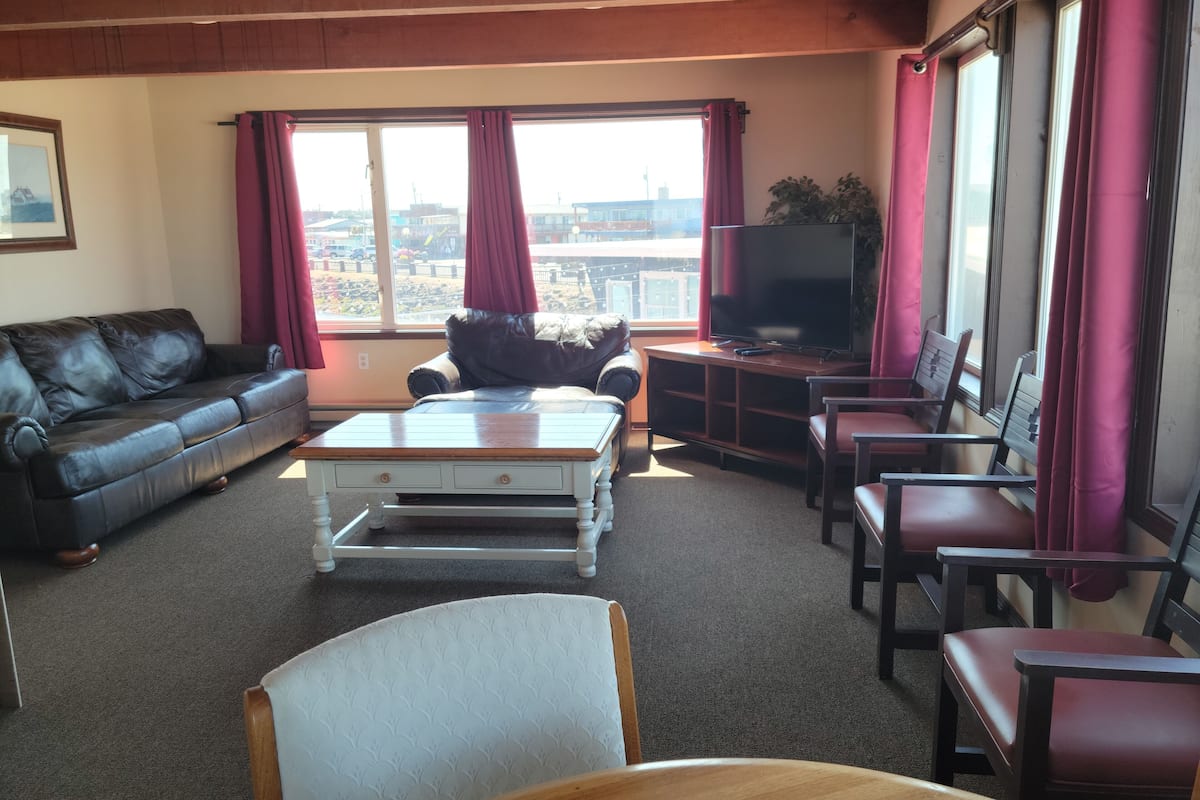 Familie suite, meerdere bedden, koelkast en magnetron, uitzicht op jachthaven | Individueel gedecoreerd, individueel gemeubileerd, een bureau
