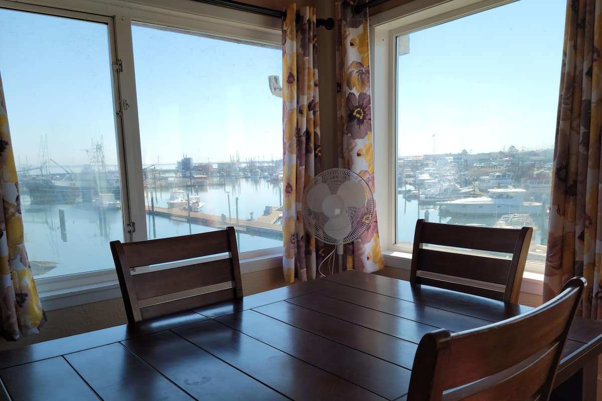 Romantische suite, 1 kingsize bed met slaapbank, uitzicht op jachthaven, op de hoek | Individueel gedecoreerd, individueel gemeubileerd, een bureau