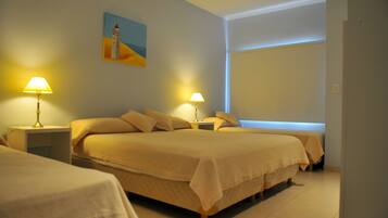 Habitación cuádruple | Escritorio, wifi gratis y ropa de cama