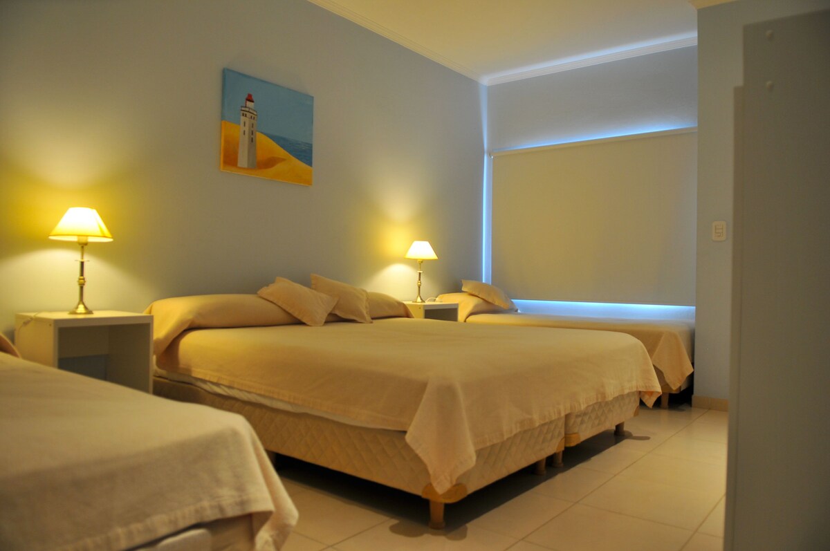 Habitación cuádruple | Escritorio, wifi gratis, ropa de cama