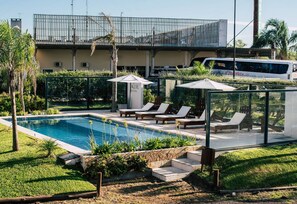 室外游泳池，提供日光浴躺椅