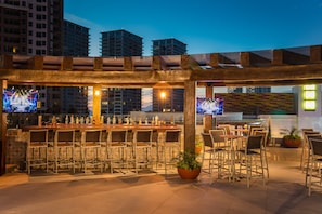 Bar (trong khuôn viên)
