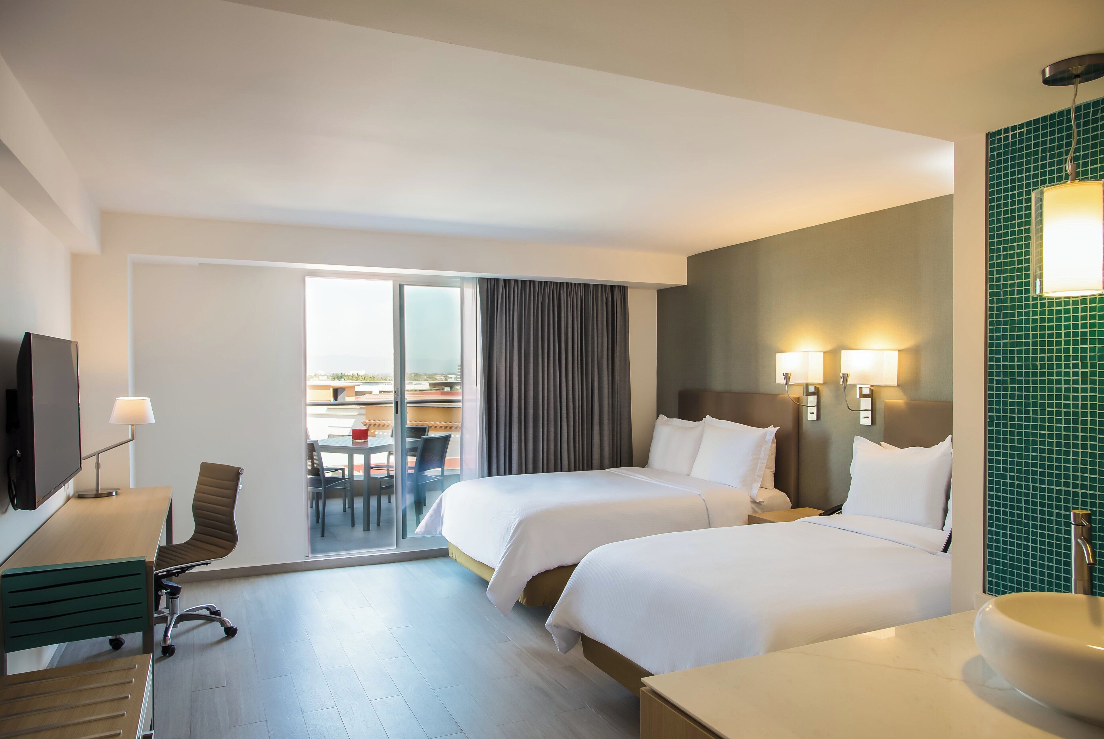 Superior Room, 2 Double Beds | 高級寝具、ピロートップベッド、セーフティボックス (室内)、デスク