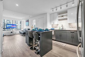 Premium Apartment, 2 Bedrooms, Kitchen, City View | Dining room