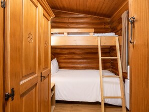 A wooden cabin room with a bunk bed, a ladder, and a wardrobe. - Rustic chalet near SkiWelt Wilder Kaiser (Wörgler Boden - Hopfgarten)