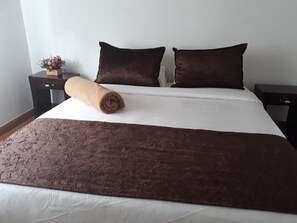 Habitación doble, 1 cama de matrimonio, no fumadores | Tabla de planchar con plancha, camas supletorias, wifi gratis