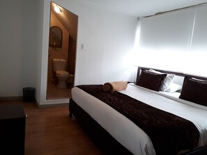 Quarto casal, 1 cama Queen, para não fumantes | Ferros/tábuas de passar roupa, camas extras/dobráveis (sobretaxa)