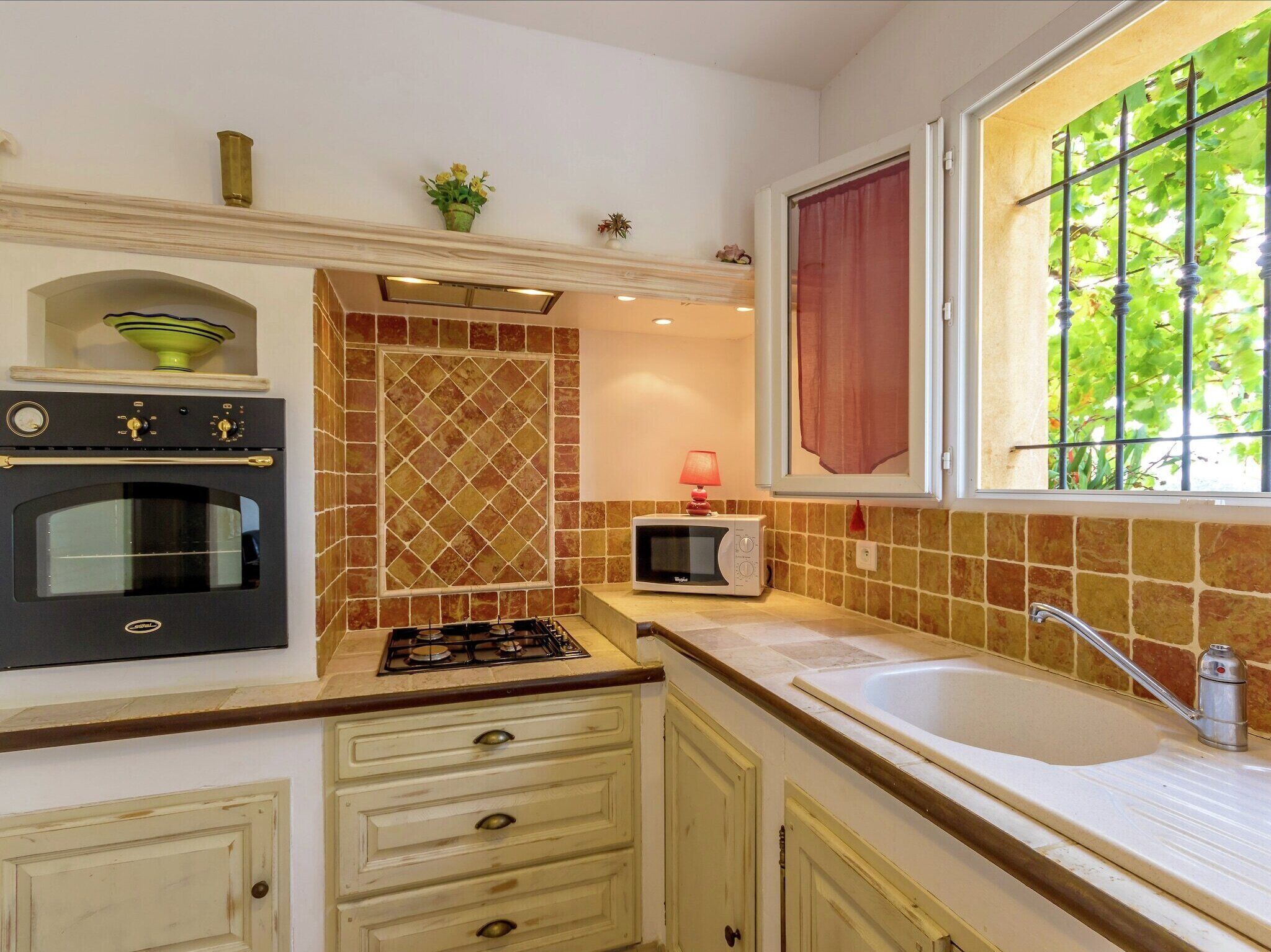 Jääkaappi, mikroaaltouuni, uuni, astianpesukone