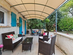 Outdoor dining - Modern holiday home with private pool (Lambesc)