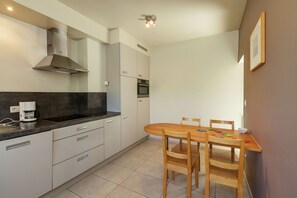 Réfrigérateur, micro-ondes, plaque de cuisson, lave-vaisselle