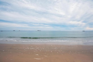 Ein Strand mit klarem Himmel und ruhiger See.