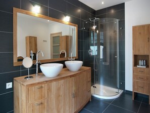 Combined shower/tub - Spa Apartment with Private Pool (Spa)