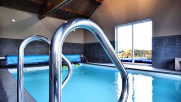 Een verwarmd zwembad