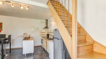 Een koelkast, een microgolfoven, een oven, een vaatwasser