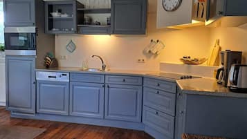 Frigorifero, microonde, forno, piano cottura