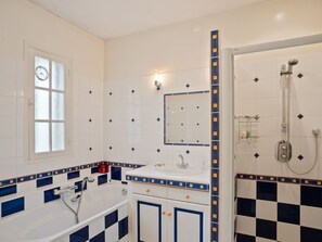 Bathtub, bidet - Luxury Villa in Wine Country (Vélines)