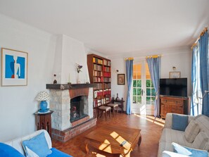 Televisión y chimenea 