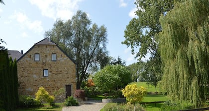 Kaunis asunnot on suuri puutarha, jossa lampi ja leikkipaikka.