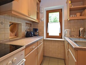 Fridge, oven, stovetop, coffee/tea maker